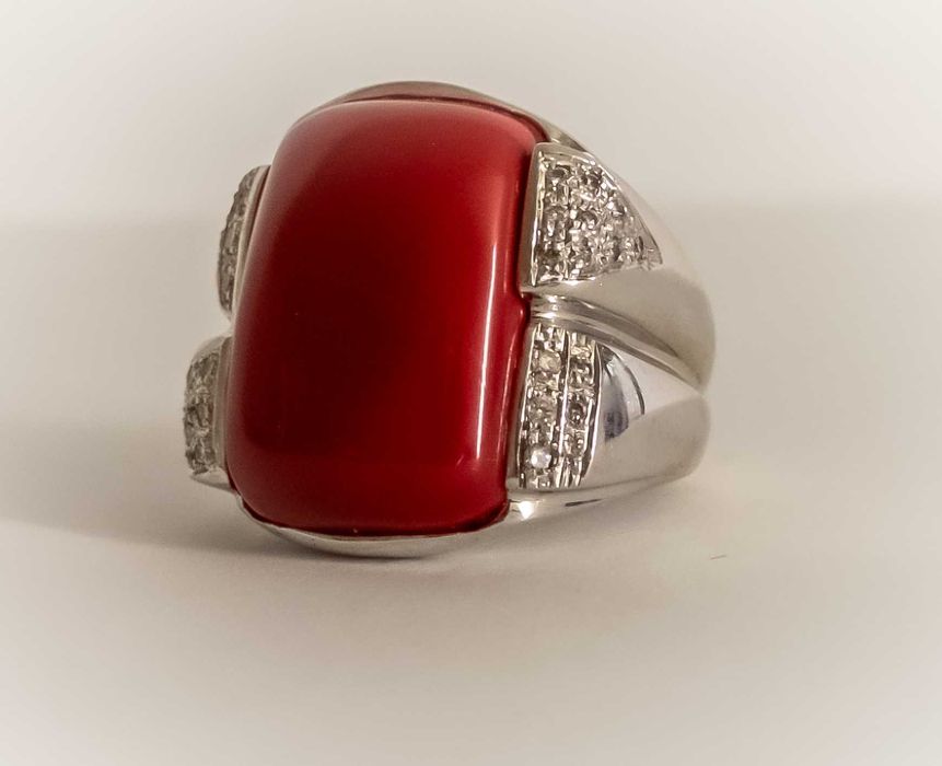 Продавам златен пръстен с корал и диаманти silvia kelly