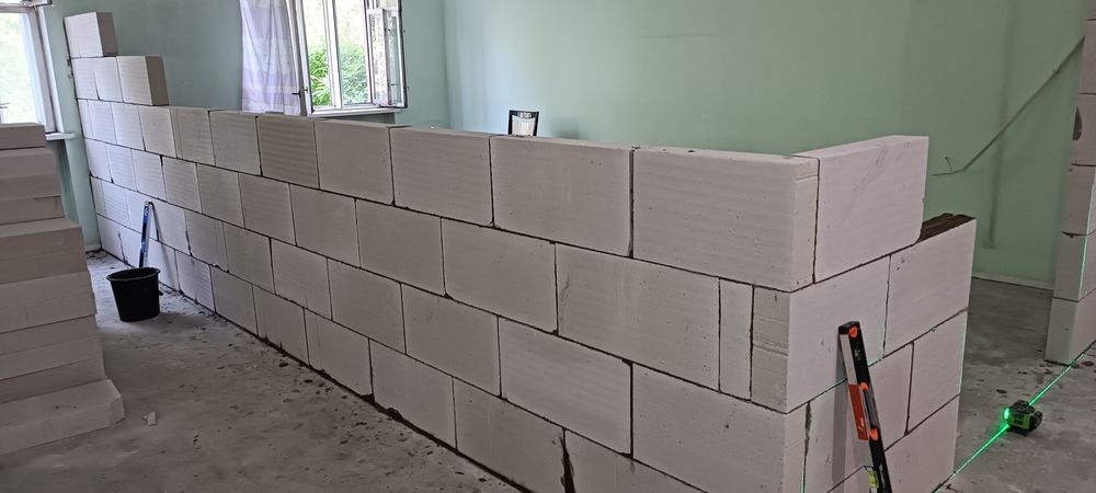 Кладка перегородка стена газаблоком, кирпичом