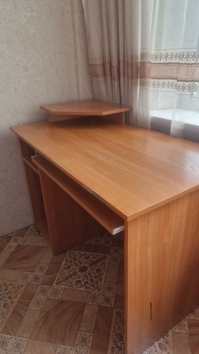 Продам стол компьютерный