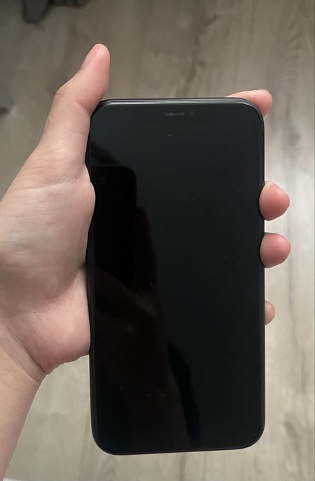 Айфон 11, емкость 75% , трутон фейс все работает , коробка есть