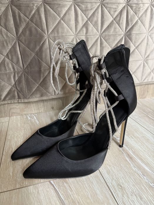 Черни обувки на висок ток