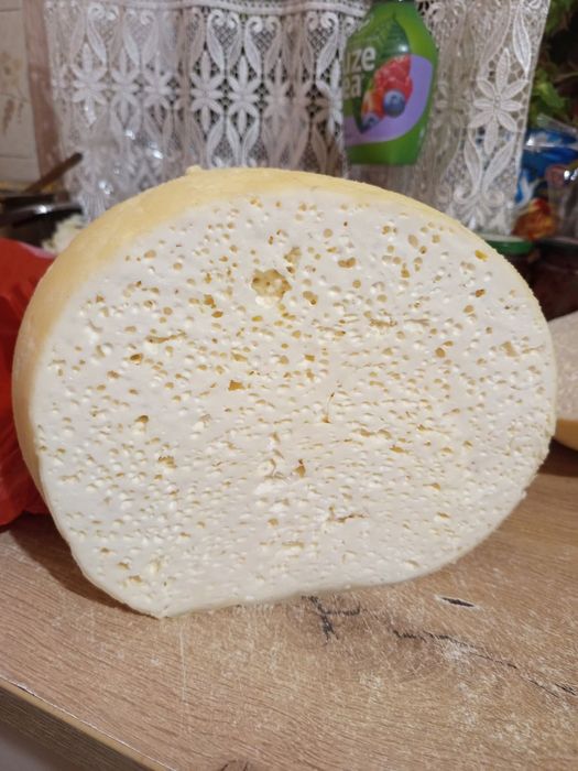 Caș de vaca , proaspăt si gustos