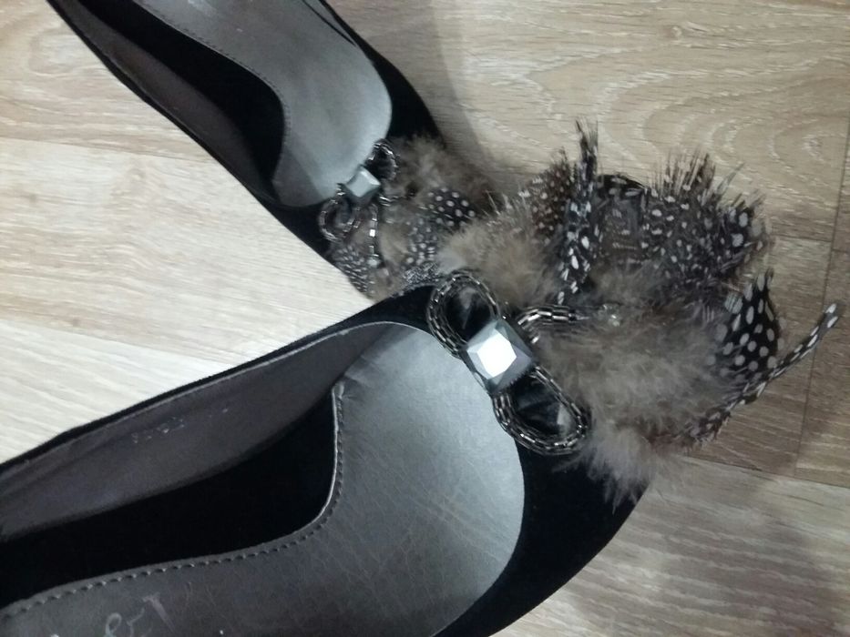 Дамски стилни обувки с пера и камъни