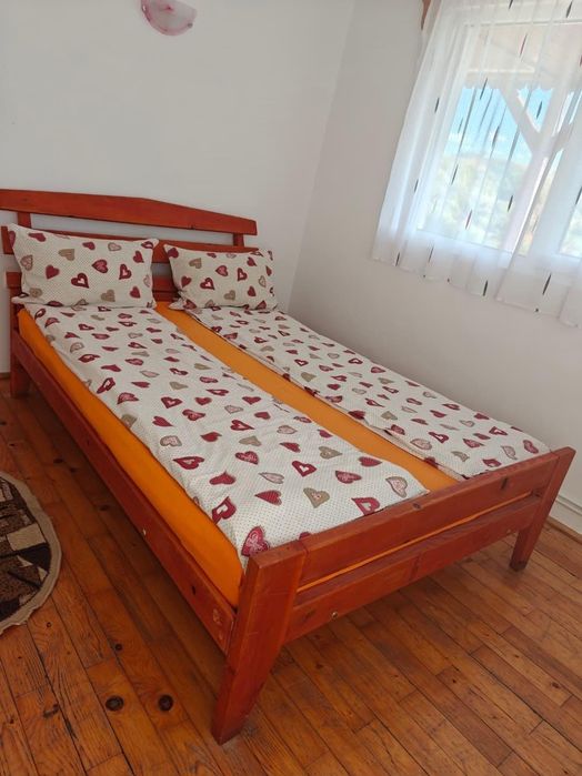 Vând 3 paturi lemn masiv 140/200
