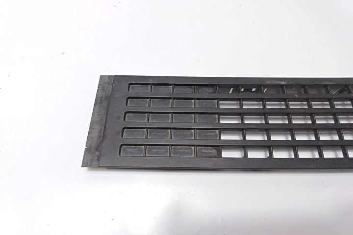 Grila capota  2E1864877C Volkswagen VW Crafter prima generatie