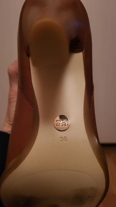 Кафяви ботуши на Zara