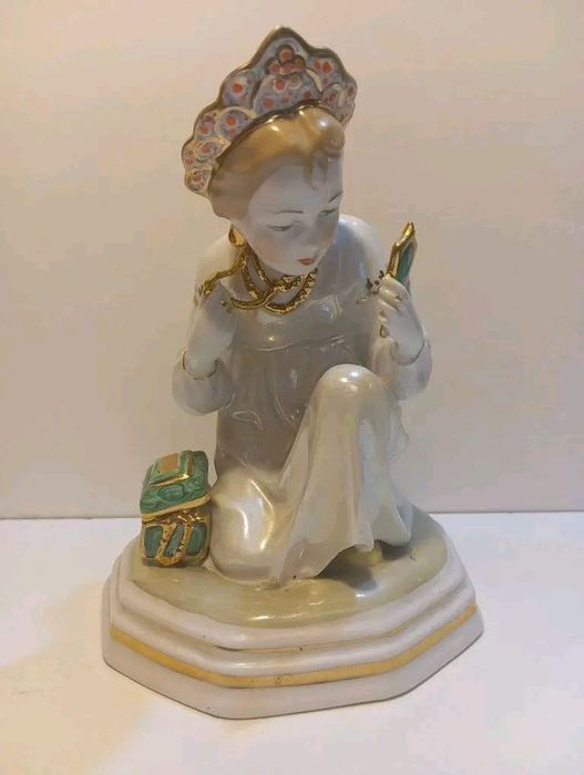 Руска порцеланова фигура.