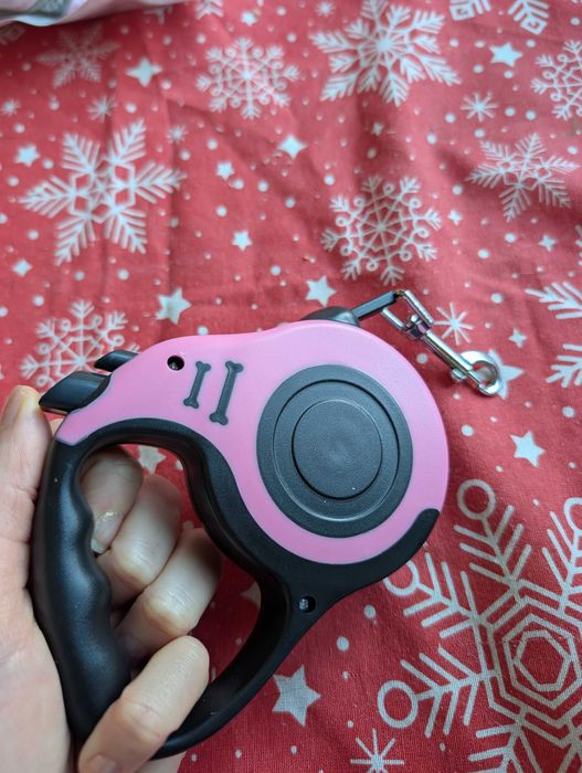 Розов повод с автоматична система за прибиране и заключване