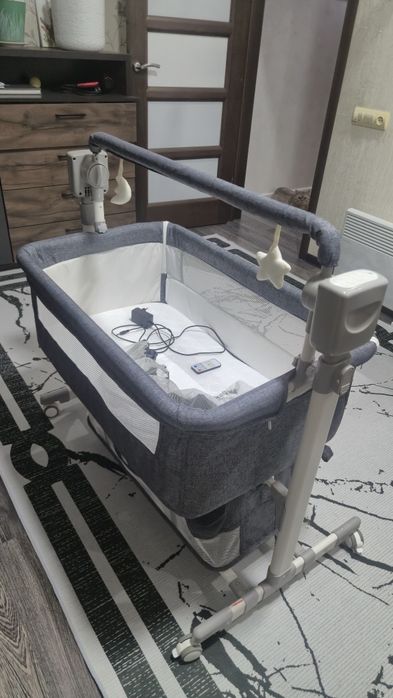 Детская кровать и каляска