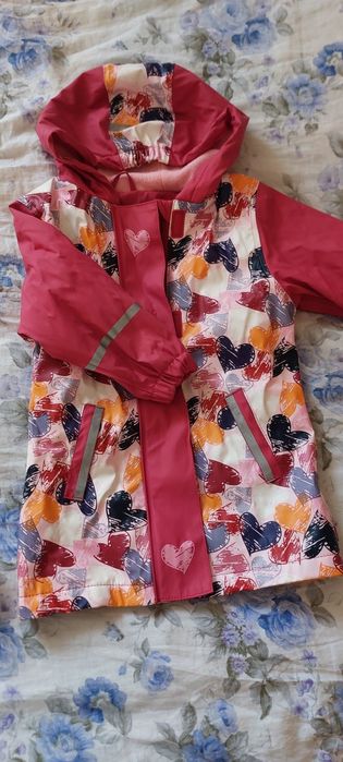 Продам курточки на девочку.