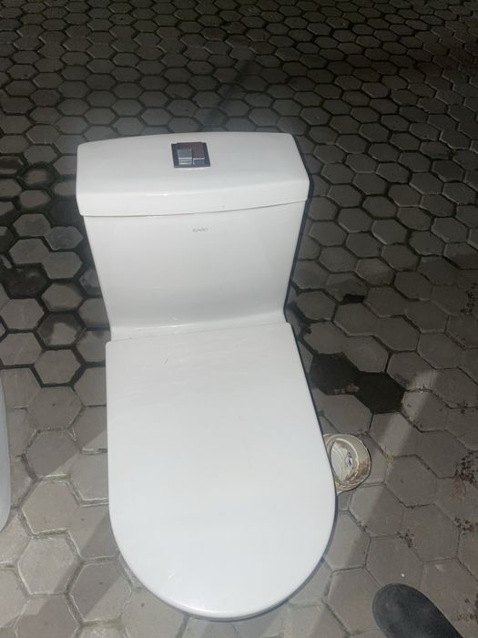 Унитаз белый продам