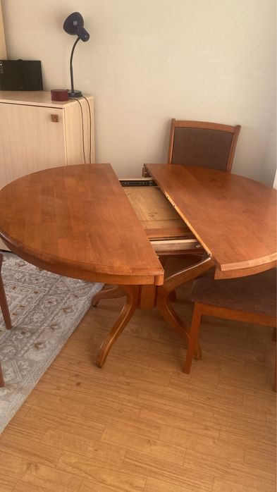 стол из дерево со стульями