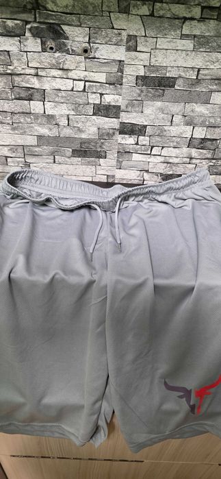 Продавам комплект тениска + къси гащи + шапка.