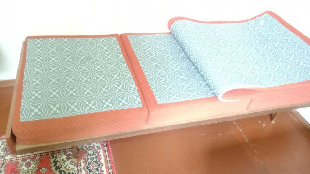 Тумба универсальная для хранения постельного белья и одеял.