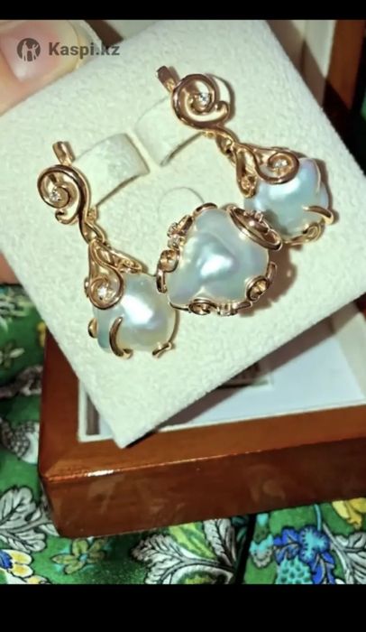 Срочно !Продам набор комплект золото 585 с брильянтами размер 16-17