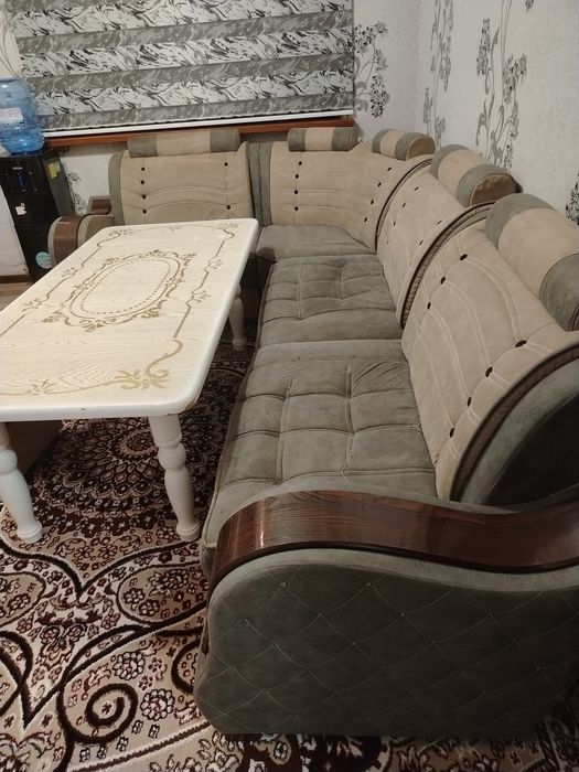 Диван 2 та тумбаси столи билан бирга