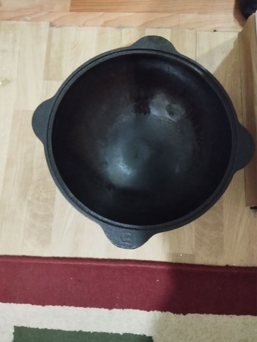 Казан чугунный.