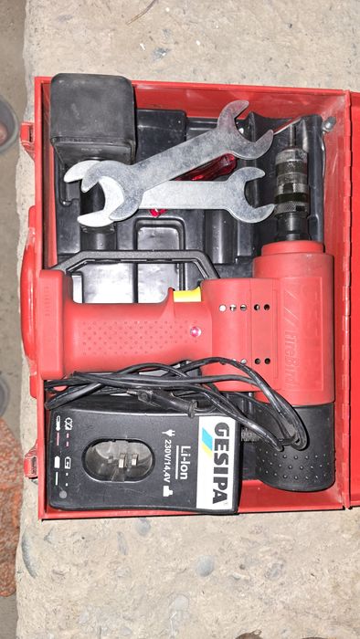 Продается заклепочники для гаечных заклепок аккумуляторный и механичес