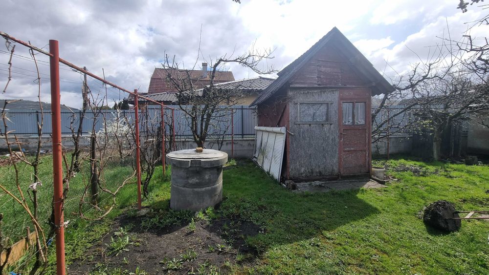 Vand teren intravilan imprejmuit, cu toate utilitatile, asfalt