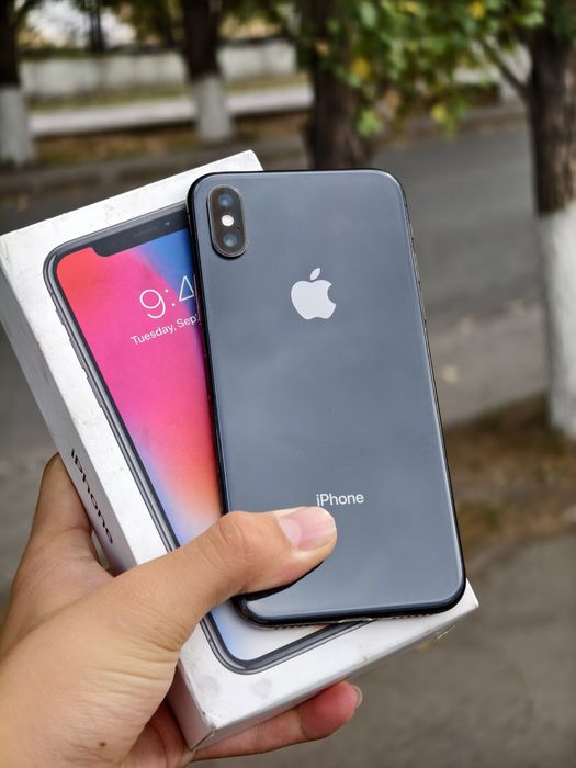 iPhone X ; 64gb.