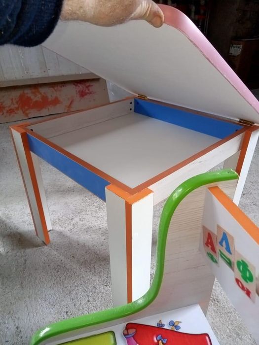 Детский столик +2 стульчика