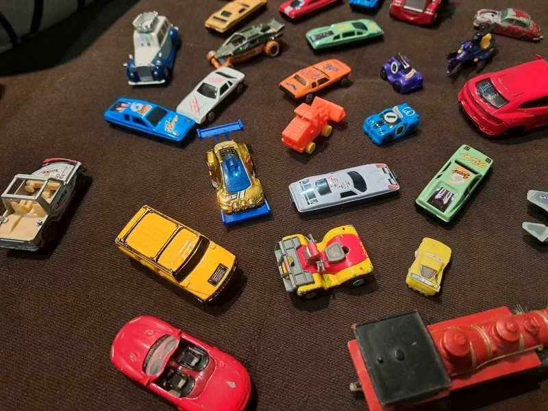 Lot 29 masinute din plastic si metal