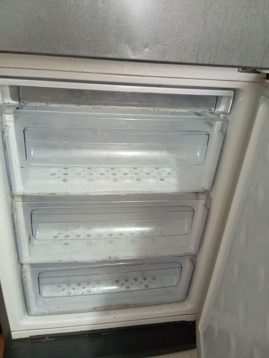 Холодильник 2 м.  ((работает