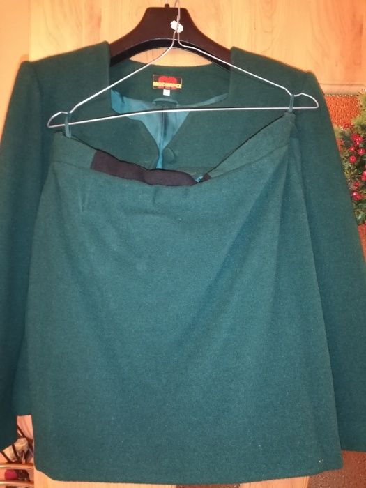 Costum de dama verde din lână sacou+fusta masura 40