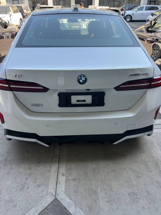 марка -Bmw i5 40 L доп опсиялари билан