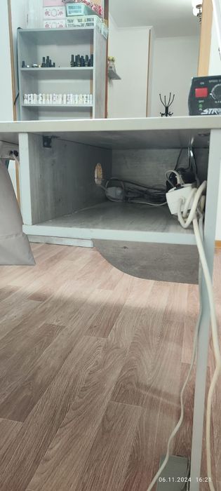 Продам маникюрный стол