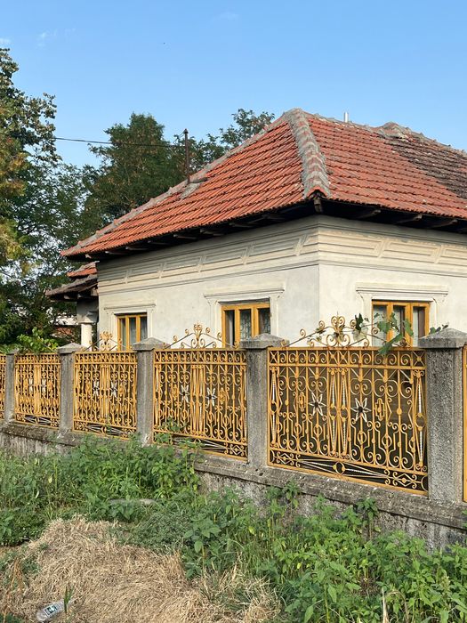 Casă cu teren de vanzare