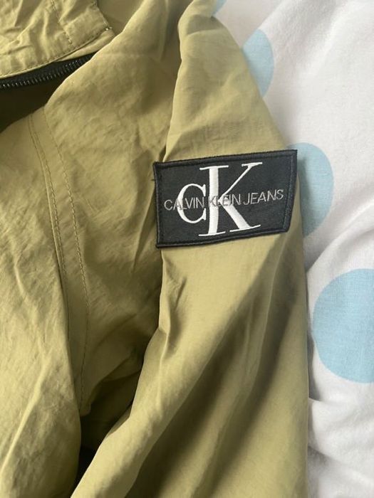 Продавам ветровка на calvin klein за дете до 12години!якето е за момче