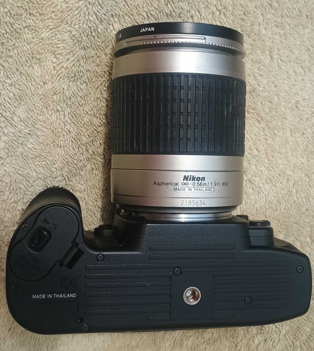 Aparat foto Nikon F80 cu obiectiv