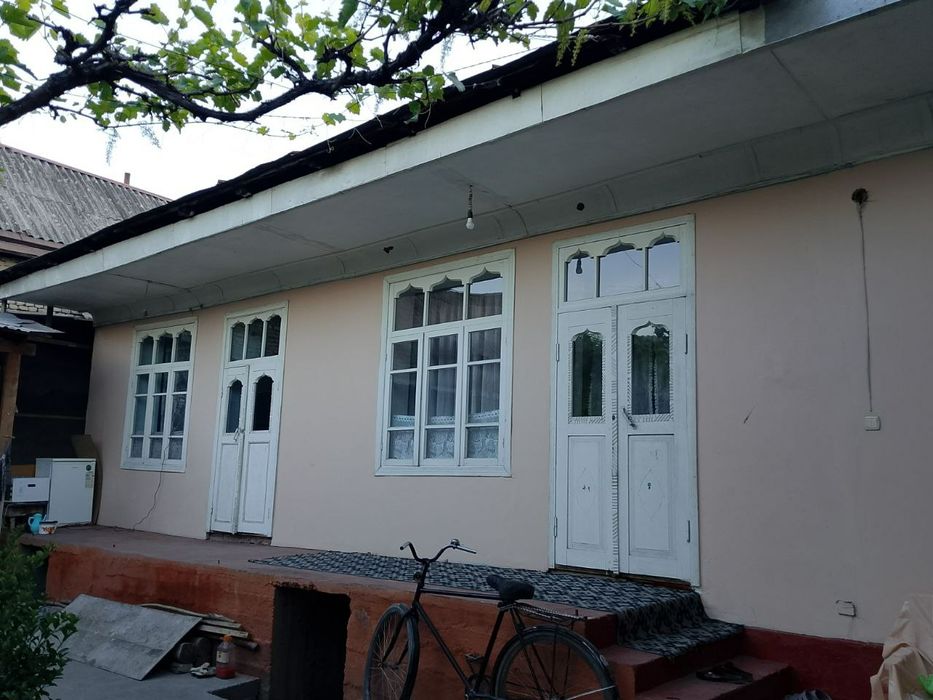 Shahrixonda hovlilik uy srochna sotiladi