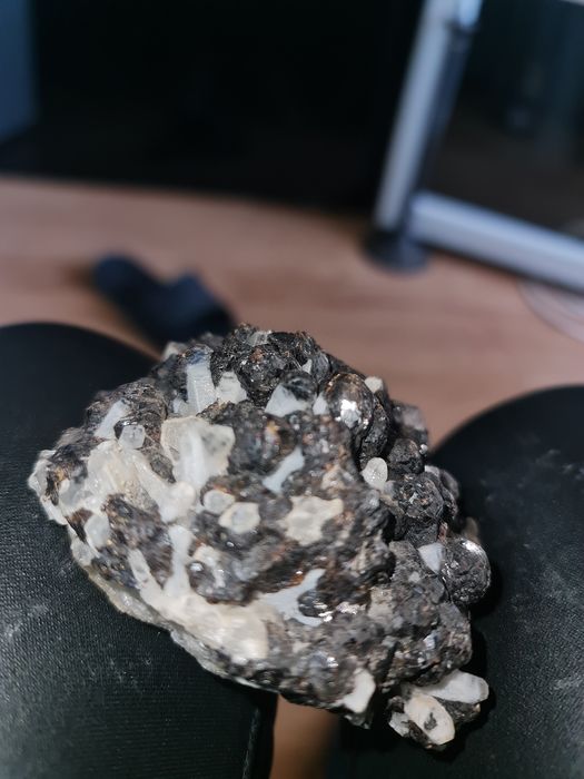 Скъпоценни и полускъпоценни камъчета.