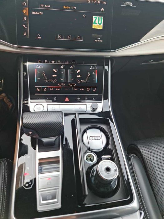 Vand Audi Q8 impecabil
