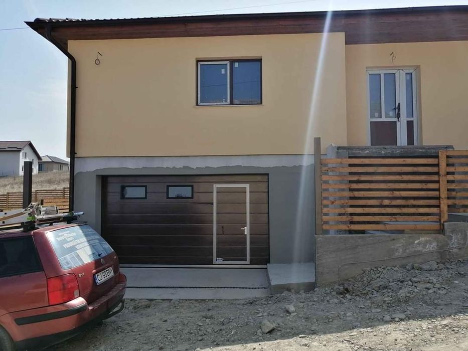 Usi de garaj cu pietonala