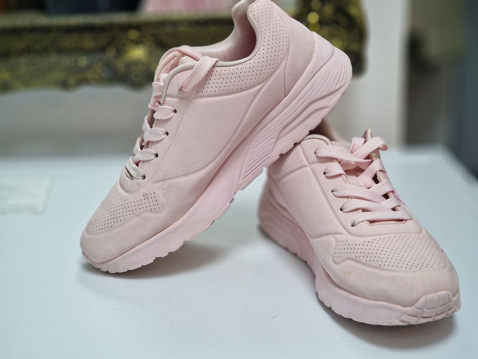 papuci Skechers roz, fete, cu inimioare marime 36,5