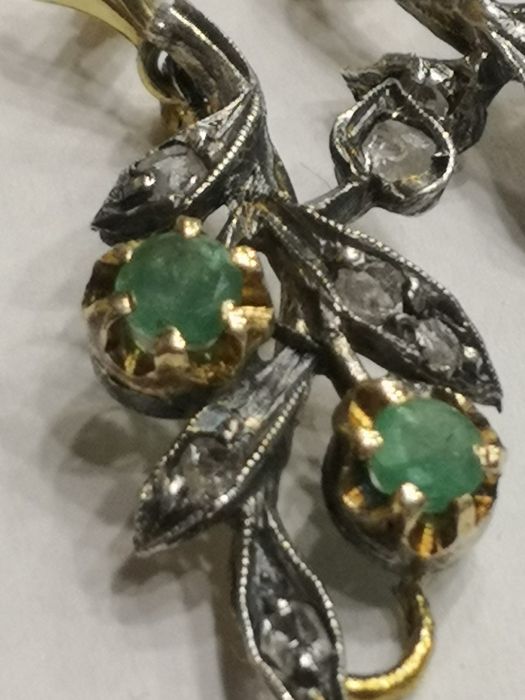 Vind cercei vintage din aur cu smaralde și diamante