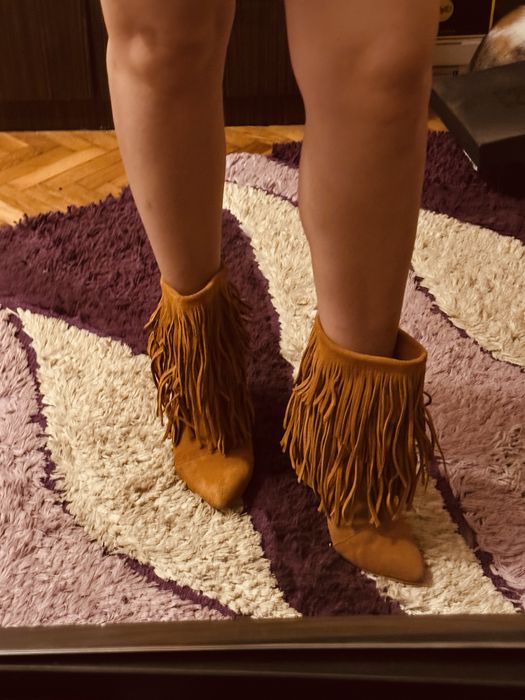 Botine din piele intoarsa cu franjuri in stare excelenta