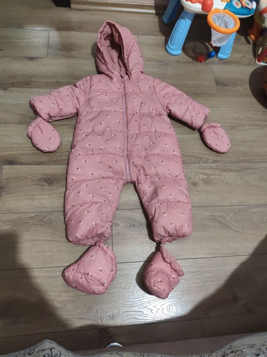 Salopeta cu vatelina, gluga si imprimeu cufloricele