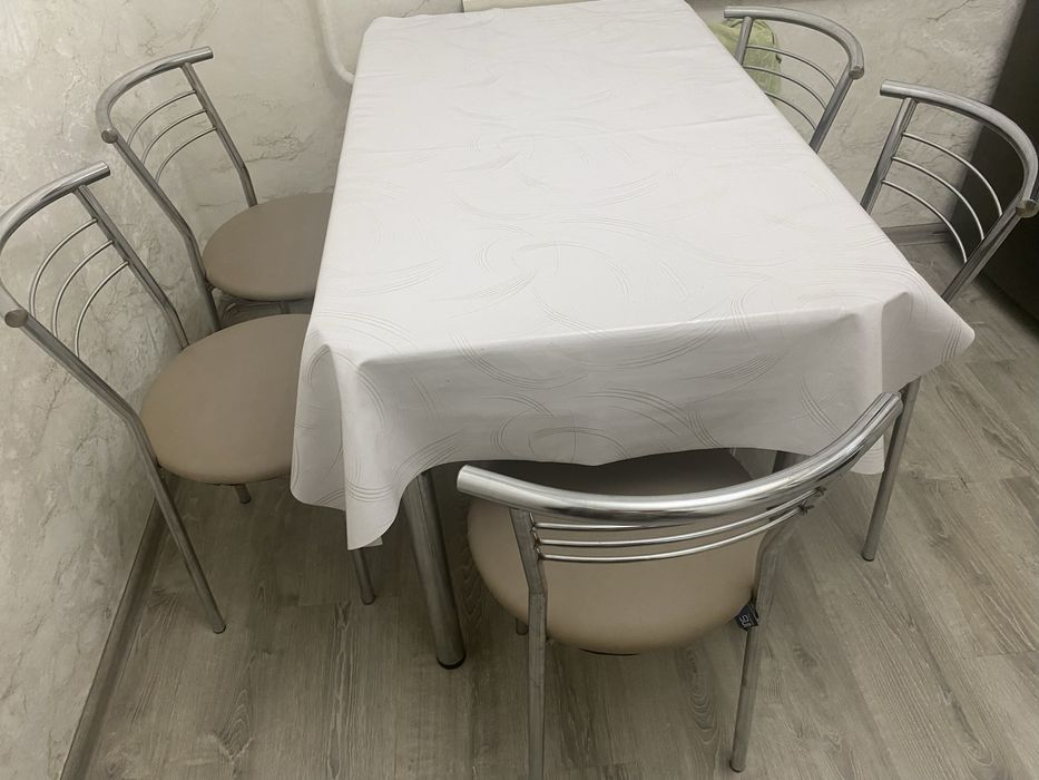 Отдам стол со стульями