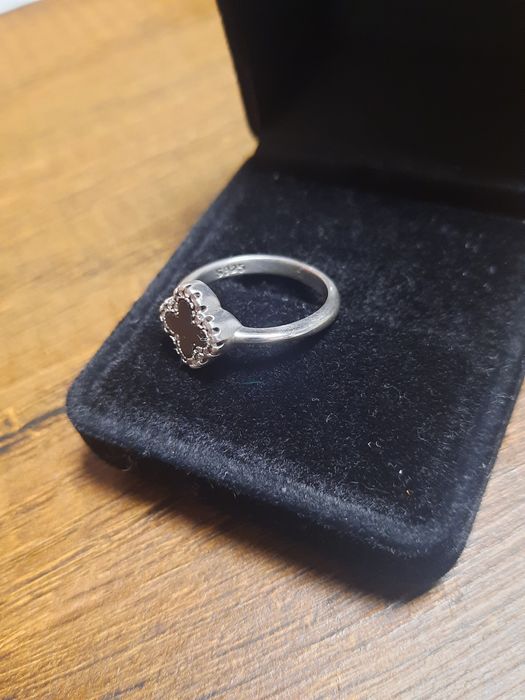 Сребърен пръстен с черен камък кръст