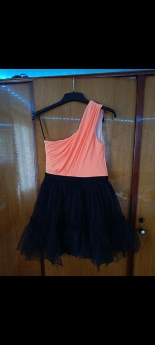 Rochie elegantă asimetrică corai & negru cu dantelă și fustă tutu