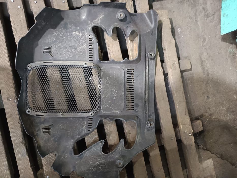 Крышка двигателя