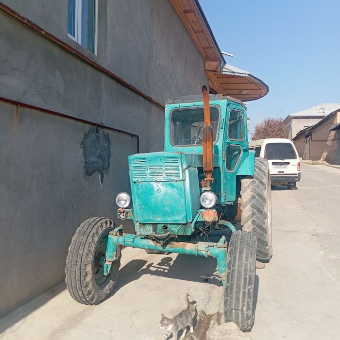 Traktor sotiladi T 40