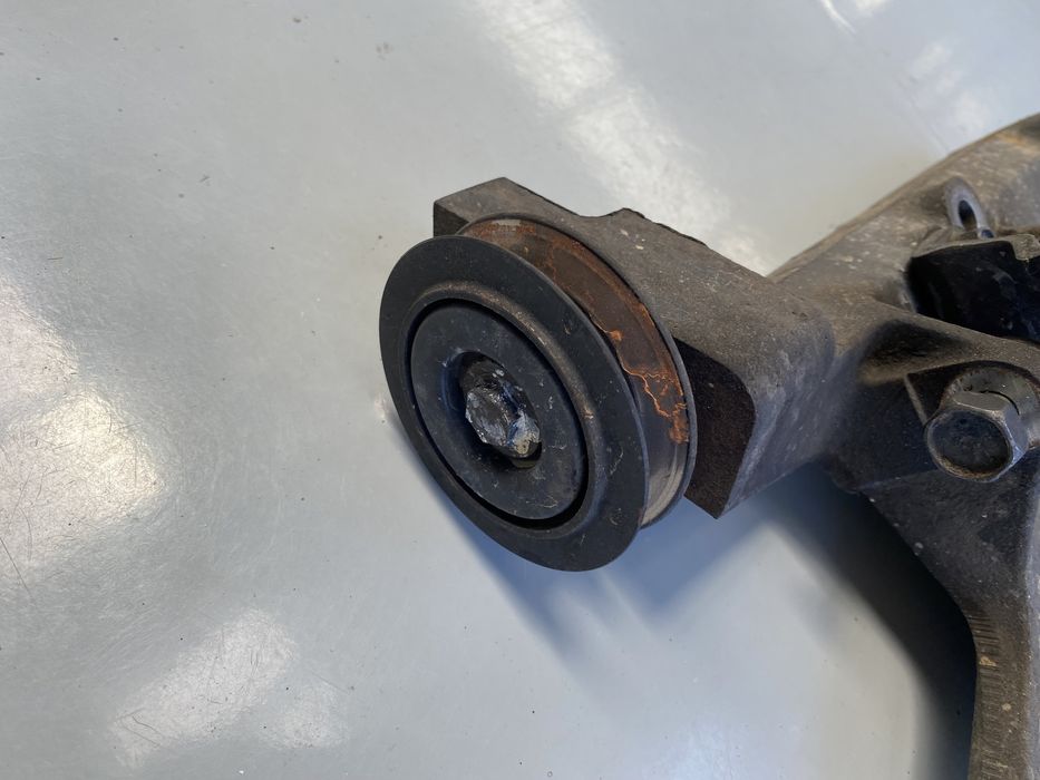 Suport compresor / rola clima Nissan Patrol Y61 2.8