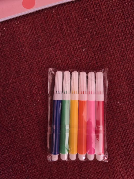 Vand carti de colorat simple si cu stickere