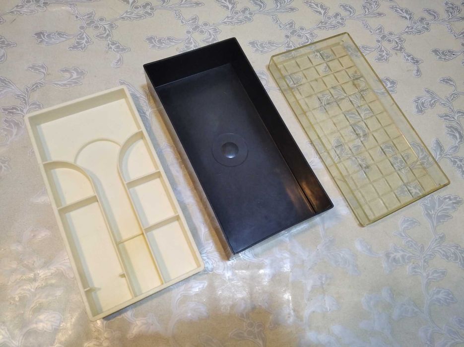 Коробка с отсеками. Пластиковый бокс.