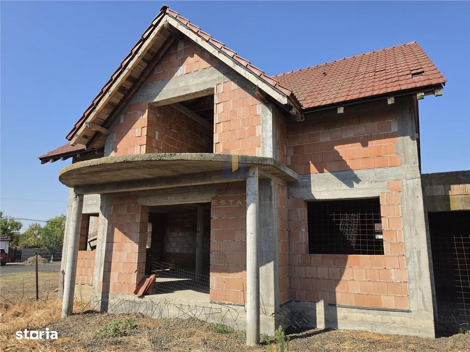 Casa parter si etaj la rosu ,Recas